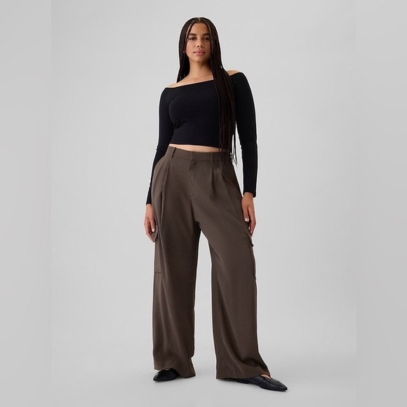 GAP Pants - GAP 365 High Rise Cargo Pleated Trousers in brown, women’s size 6